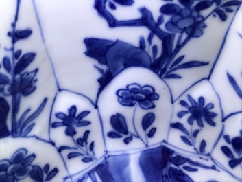 Een Chinese blauwwitte octagonale kom met floraal decor, Kangxi