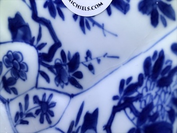 Een Chinese blauwwitte octagonale kom met floraal decor, Kangxi