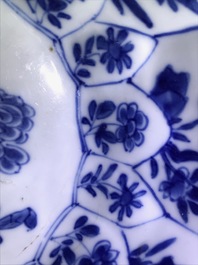 Een Chinese blauwwitte octagonale kom met floraal decor, Kangxi