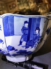 Een Chinese blauwwitte kom met figuratieve en florale panelen, Chenghua merk, Kangxi