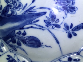 Een Chinese blauwwitte octagonale kom met floraal decor, Kangxi