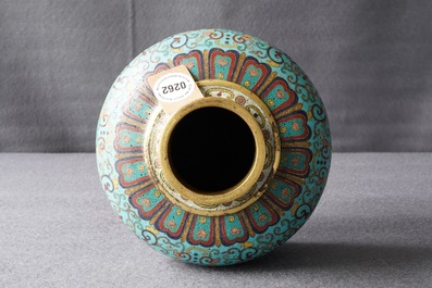 Een Chinese cloisonn&eacute; vaas, Qianlong merk, 19/20e eeuw