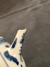 Een Chinese blauwwitte theepot met deksel, Kangxi