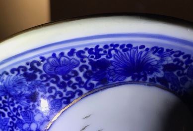 Un vase en porcelaine de Chine famille rose, marque de Qianlong, R&eacute;publique, 20&egrave;me