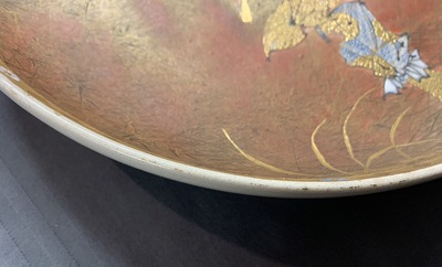 Un plat en porcelaine Satsuma de Japon &agrave; d&eacute;cor d'un guerrier, Meiji, 19&egrave;me