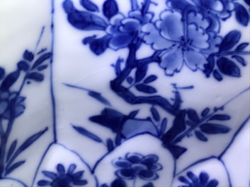 Een Chinese blauwwitte octagonale kom met floraal decor, Kangxi