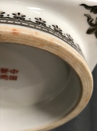 Un vase de forme cong en porcelaine de Chine, 20&egrave;me