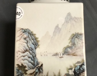 Un vase de forme cong en porcelaine de Chine, 20&egrave;me