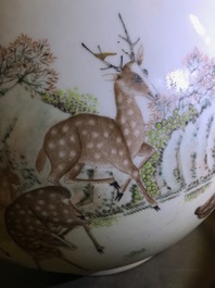 Un vase de forme hu en porcelaine de Chine qianjiang cai &agrave; d&eacute;cor de daims, 19/20&egrave;me