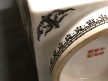 Un vase de forme cong en porcelaine de Chine, 20&egrave;me