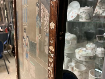 Een Chinees met parelmoer ingelegd houten kamerscherm met beschilderde zijde, 19e eeuw