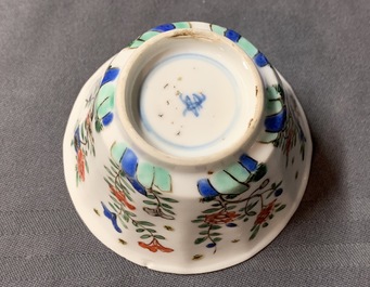 Une paire de tasses et soucoupes en porcelaine de Chine famille verte, Kangxi