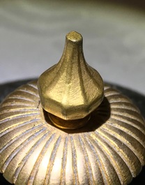 Un vase couvert en bronze partiellement dor&eacute; de style Qajar, France, 19&egrave;me