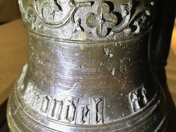 Een Vlaamse bronzen bel met inscriptie: 'Gegoten te Brugge door F. Brondel', 19e eeuw