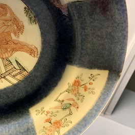 Une paire d'assiettes en porcelaine de Chine famille verte sur fond bleu poudr&eacute;, Kangxi