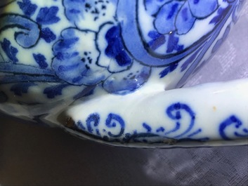 Un grand pichet trompeur en fa&iuml;ence de Delft en bleu et blanc, 1er quart du 18&egrave;me