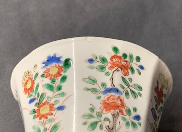 Une paire de tasses et soucoupes en porcelaine de Chine famille verte, Kangxi