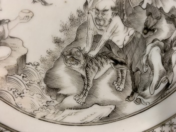 Une assiette &agrave; d&eacute;cor d'immortels avec un tigre et une paire de tasses et soucoupes en porcelaine de Chine grisaille, Qianlong