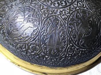 Un vase couvert en bronze partiellement dor&eacute; de style Qajar, France, 19&egrave;me