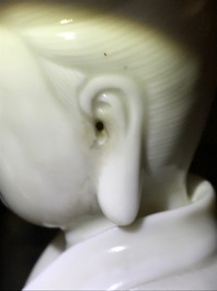 Un mod&egrave;le de Guanyin &agrave; l'enfant en porcelaine blanc de Chine, 19&egrave;me