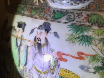 Une paire de tr&egrave;s grands vases en porcelaine de Chine famille verte, 19&egrave;me