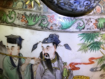 Une paire de tr&egrave;s grands vases en porcelaine de Chine famille verte, 19&egrave;me