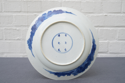 Un plat en porcelaine de Chine bleu et blanc &agrave; d&eacute;cor de musiciennes, Kangxi