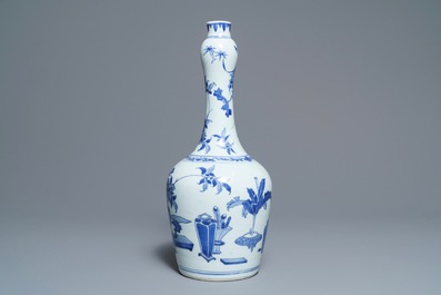 Un vase de forme bouteille en porcelaine de Chine bleu et blanc, &eacute;poque Transition