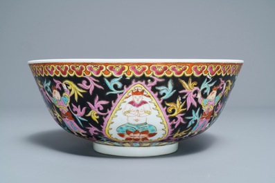 A large Chinese Thai market Bencharong bowl, Yongzheng mark, 19th C.