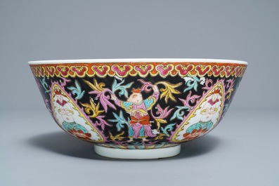 A large Chinese Thai market Bencharong bowl, Yongzheng mark, 19th C.