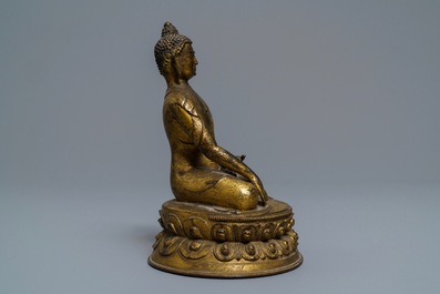 Une figure de Bouddha Shakyamuni en bronze dor&eacute;, Tibet, 15/16&egrave;me