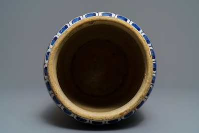 Een grote polychrome Antwerpse majolica albarello met a foglie decor, 2e helft 16e eeuw