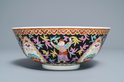 A large Chinese Thai market Bencharong bowl, Yongzheng mark, 19th C.