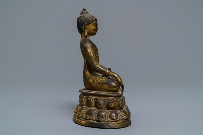 Een verguld bronzen figuur van Boeddha Shakyamuni, Tibet, 14/15e eeuw