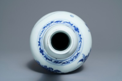 Un vase de forme bouteille en porcelaine de Chine bleu et blanc, &eacute;poque Transition