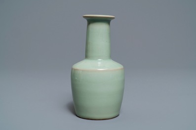 Een Chinese Longquan celadon vaas, 19/20e eeuw