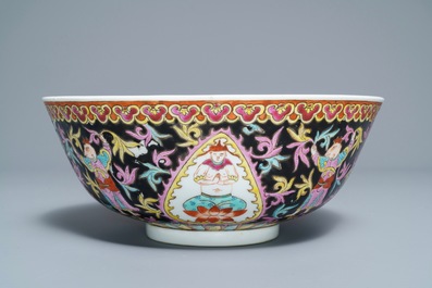 Un grand bol en porcelaine de Chine Bencharong pour le march&eacute; thai, marque de Yongzheng, 19&egrave;me