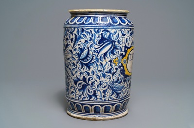 Een grote polychrome Antwerpse majolica albarello met a foglie decor, 2e helft 16e eeuw