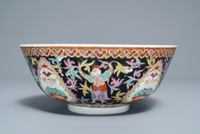 Un grand bol en porcelaine de Chine Bencharong pour le march&eacute; thai, marque de Yongzheng, 19&egrave;me