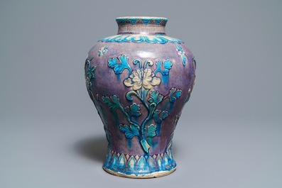 Un grand vase de forme meiping en gr&egrave;s fahua, Chine, Ming