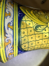 Een paar grote polychrome albarelli in Italiaanse majolica, Palermo, atelier Lazzaro, ca. 1600