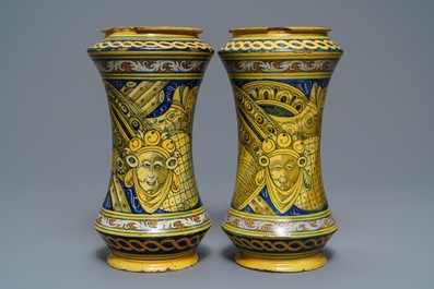 Een paar grote polychrome albarelli in Italiaanse majolica, Palermo, atelier Lazzaro, ca. 1600