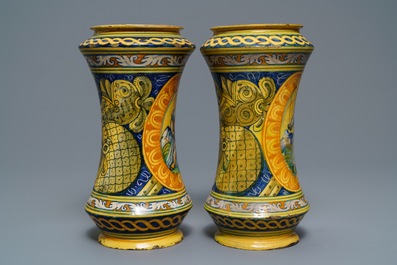 Een paar grote polychrome albarelli in Italiaanse majolica, Palermo, atelier Lazzaro, ca. 1600