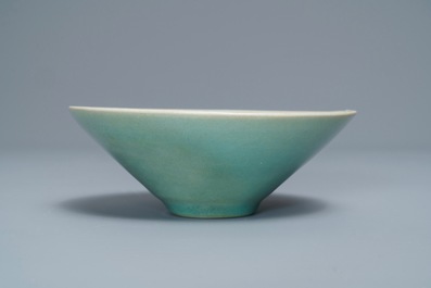 Een Koreaanse celadon kom met onderglazuur floraal decor, Goryeo of later