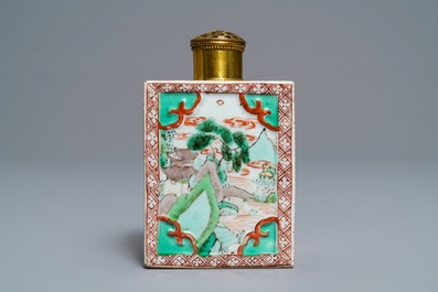 Une bo&icirc;te &agrave; th&eacute; en porcelaine de Chine famille verte &agrave; d&eacute;cor en relief, Kangxi