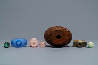 Four Chinese glass, quartz and stone snuff bottles, 19/20th C.