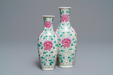 Un vase jumeau en porcelaine de Chine famille rose, 19&egrave;me