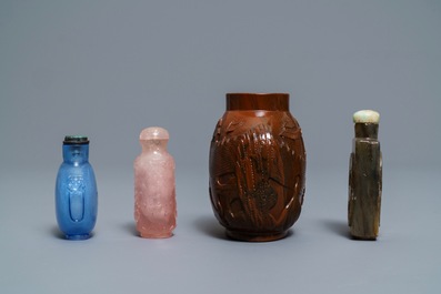 Four Chinese glass, quartz and stone snuff bottles, 19/20th C.