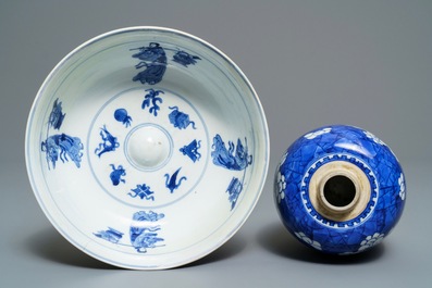 Un lot vari&eacute; en porcelaine de Chine bleu et blanc, Kangxi