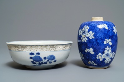 Un lot vari&eacute; en porcelaine de Chine bleu et blanc, Kangxi